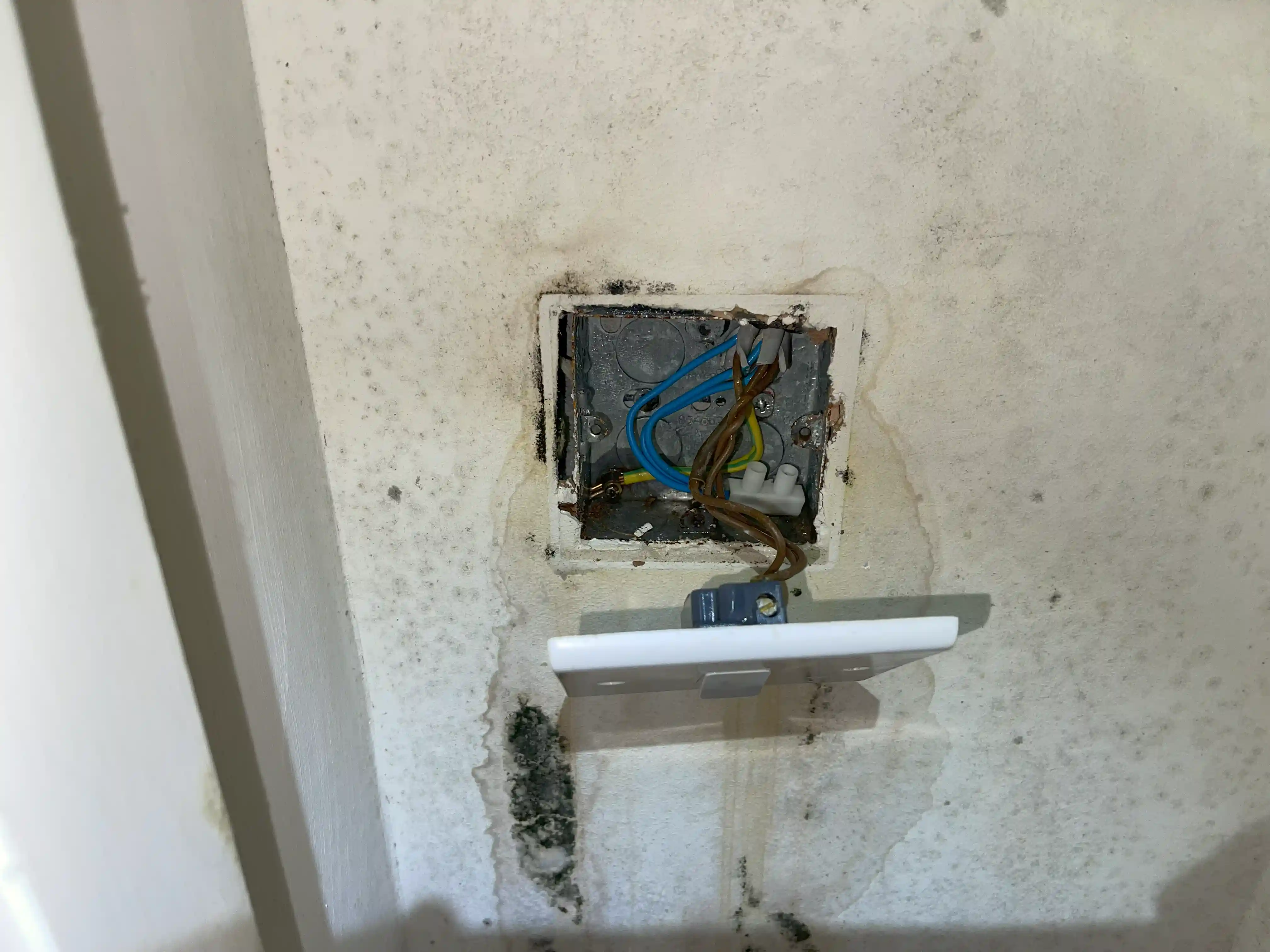 24 Hours Emergency Electrician near Lingfield